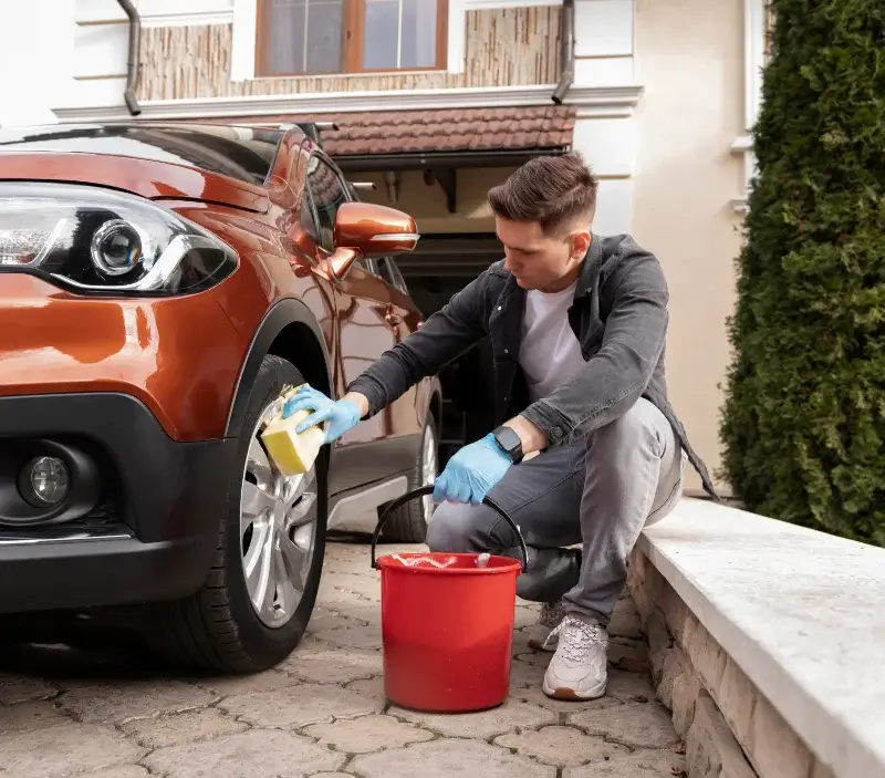 Lavage auto à domicile Forstfeld : professionnel intervenant sur un véhicule